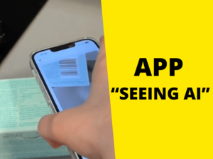 Nahaufnahme Hand scannt Barcode auf Teepackung mit Smartphone, rechts Text auf gelb "App Seeing AI"