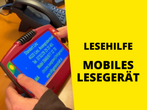 Handgroßes Gerät mit Bildschirm darauf Text in weiß auf Blau, rechts Text auf gelb "Lesehilfe - Mobiles Lesegerät"