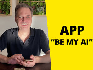 Mann mit Poloshirt sitzt mit Smartphone am Tisch, rechts Text auf gelb "App Be My AI"