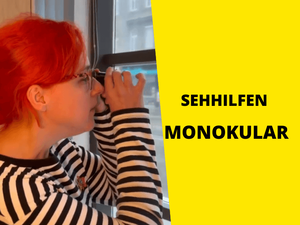 Frau mit roten Haaren schaut aus Fenster mit kleinem Fernrohr, rechts Text auf gelb: Sehhilfen Monokular