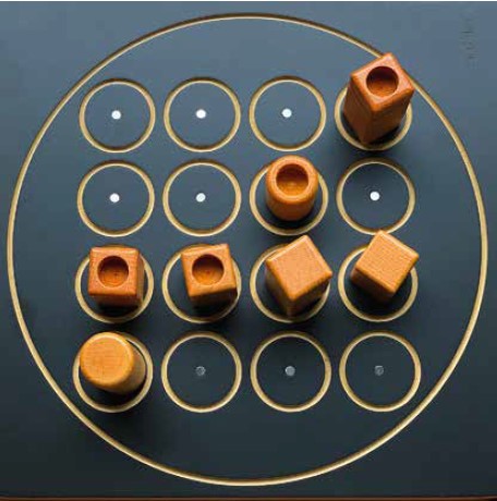 Brettspiel mit Kreis, in diesem kleine Kreise gezogen sind, in diesem einzelne Holzelementen aufliegen
