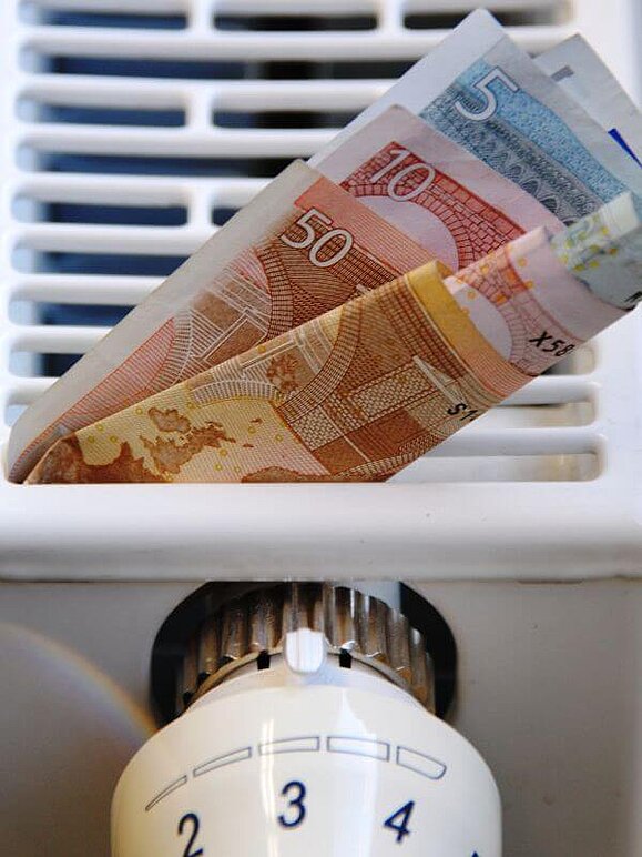 Heizkörper bei dem Geld in einem Spalt steckt