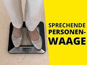 Personenwaage, darauf steht eine Dame, man sieht ihre Beine. Text: "sprechende Personenwaage"