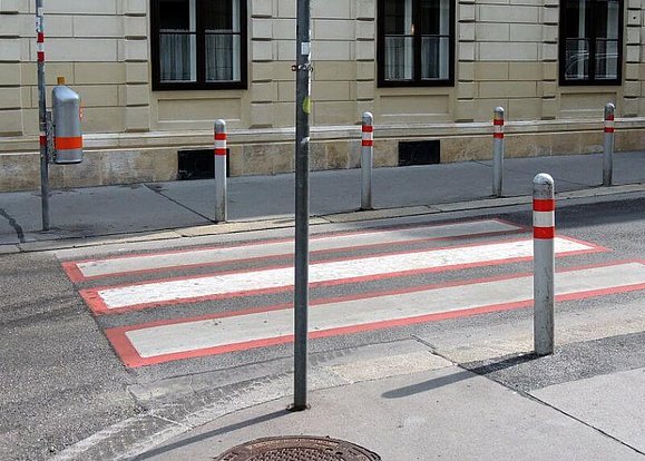 Füßgängerübergang ohne taktile Aufmerksamkeitsfelder, Copyright: Klaudia Mattern Füßgängerübergang mit Zebrastreifen ohne taktile Aufmerksamkeitsfelder, Copyright: Klaudia Mattern