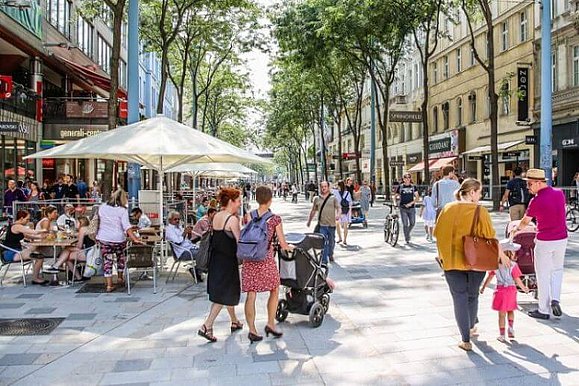 Viele Menschen gehen auf der belebten Fußgängerzone Mariahilferstraße spazieren, Copyright: MA28/Christian Fürthner