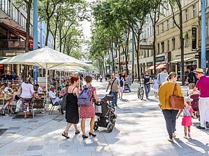 Viele Menschen gehen auf der belebten Fußgängerzone Mariahilferstraße spazieren, Copyright: MA28/Christian Fürthner