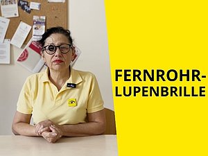 Frau hat eine Brille auf, am linken Glas ist ein Monokular angebracht. Text: "Fernrohrlupenbrille"