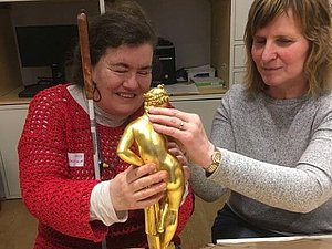 Zwei blinde Damen ertasten ein goldenes Kunstobjekt, Copyright: KHM.