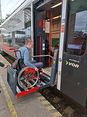 Student im Rollstuhl nutzt die Busrampe, Summer School 2025 Student im Rollstuhl nutzt die Busrampe