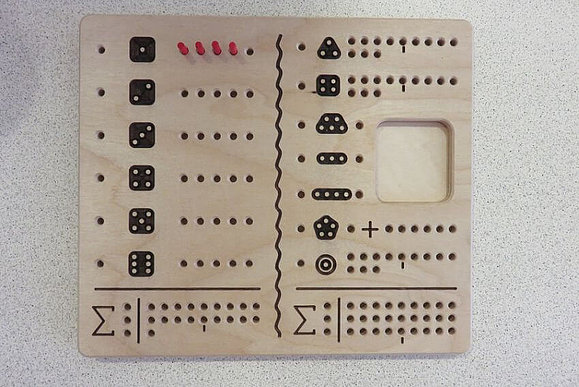 Taktiles Brettspiel aus Holz.