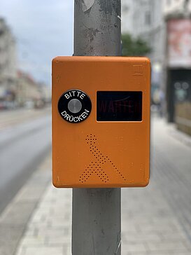 Akustikampel_Hilfsgemeinschaft_der_Blinden_und_Sehschwachen_OEsterreichs_1 Akustikampel orange mit Bitte-drücken Knopf und Piktogramm einer blinden Person