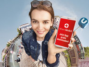 Eine junge Frau hält ein Smartphone mit der Wien Mobil App in der Hand.