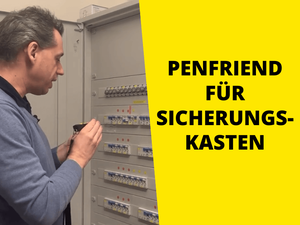 Mann steht mit Stift vor Sicherungsschrank, rechts Text auf gelb "Penfriend für Sicherungskasten"