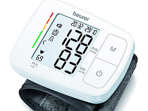 Ein weißes Blutdruckmessgerät, auf dem Datum, Uhrzeit, Blutdruck und Puls angezeigt werden. Es ist mit zwei großen Tasten bedienbar und kann am Handgelenk angelegt werden.