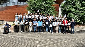 Gruppenfoto Summer School 2025 Die Teilnehmenden der Summer School 2025 auf einem Gruppenfoto.