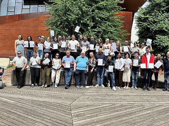 Die Teilnehmenden der Summer School 2025 auf einem Gruppenfoto.