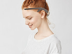 Junge Frau trägt auf ihrem Kopf Rey, ein Headset für sehbeeinträchtigte Menschen