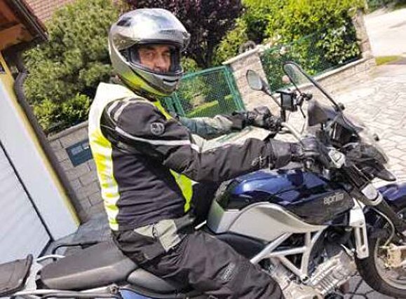 Christian_Schwarzl-Behindertenbeauftragter-Hilfsgemeinschaft_der_Blinden_und_Sehschwachen.JPG Mann mit Helm auf Motorrad