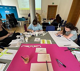 Gruppenarbeit Summer School 2024 Teilnehmende der Summer School 2024 bei einer Gruppenarbeit