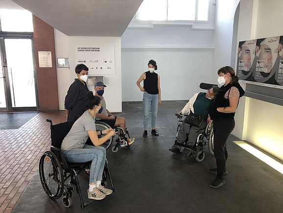 Selbstbetroffene Expertinnen und Experten waren eingeladen und haben persönliche Erfahrungen und Tipps für mehr Barrierefreiheit geteilt. mehrere Menschen mit Rollstuhl reden miteinander
