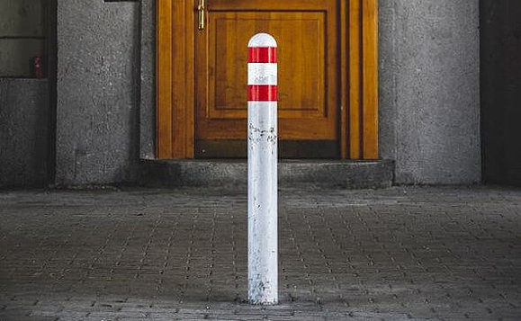 Eingangstür ohne kontrastierende Stufenmarkierung, Copyright: Uwe Rustenbeck Eingangstür ohne kontrastierende Stufenmarkierung und Pfeiler mit Abstand vor der Tür, Copyright: Uwe Rustenbeck