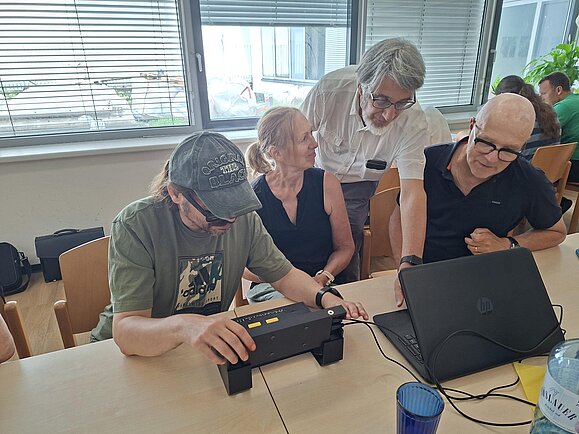 Teilnehmende einer Fokus-Gruppe testen Braille-Geräte