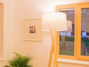 2 Meter hohe blendfreie Stehlampe mit 3 Holzbeinen