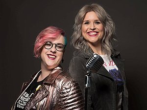Gründerinnen Martina Gollner und Christina Riedler stehen Rücken an Rücken und lächeln in die Kamera, Copyright: FullAccess