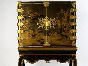 Kabinettschrank in gold mit etlichen aufwendigen Verzierungen, 4 Beine. 